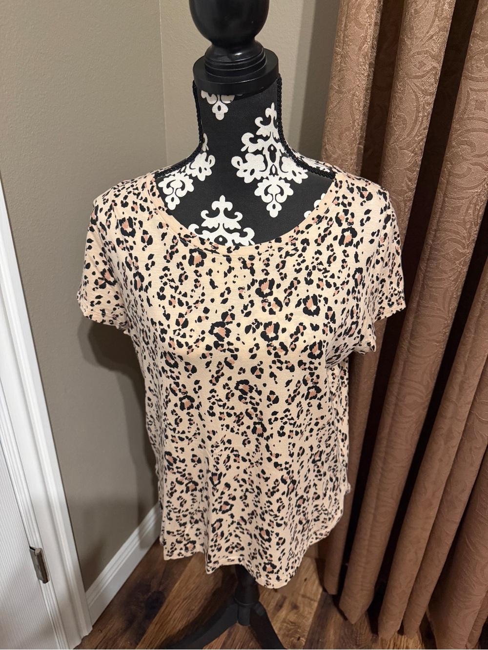 🔥3 for $10🔥 H&M Tan Leopard Short Sleeve Tee Size Medium